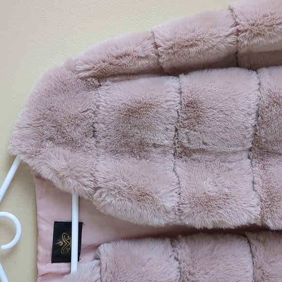 QIYE Pink Faux Fur Coat Plush Warm Has Pockets Hook and Eye Front Closure - Picture 4 of 13